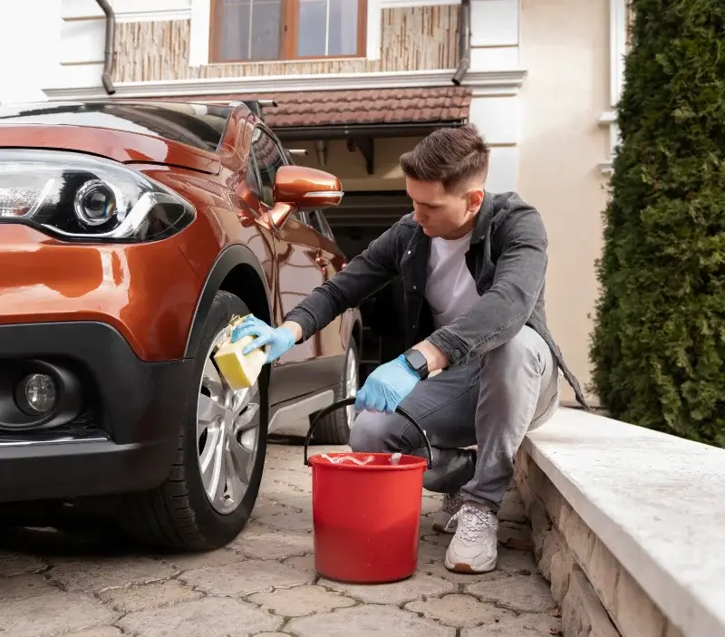 Lavage auto à domicile Ceyrat : professionnel intervenant sur un véhicule